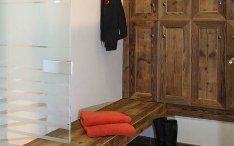 Leukerbad 200: Eigentum, Cabinetry, Holz, Interior Design, Fussboden, Flooring, Materialeigenschaft, Hartholz