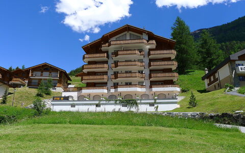 Leukerbad 200: Wolke, Himmel, Pflanze, Gebäude, Baum, Berg, Natürliche Landschaft, Fenster, Grundstueck, Holz