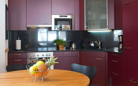 Leukerbad 200: Zimmer, Cabinetry, Möbel, Countertop, Küche, Interior Design, Grün, Eigentum, Gelb, Schrank
