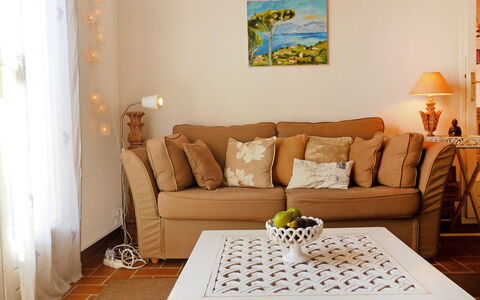 Domaine des Vignes: Wohnzimmer, Möbel, Zimmer, Interior Design, Couch, Eigentum, Gelb, Tabelle, Wand, Fussboden