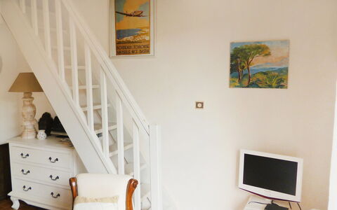 Domaine des Vignes: Zimmer, Eigentum, Treppe, Möbel, Wand, Haus, Interior Design, Gebäude, Schlafzimmer, Fussboden