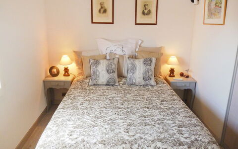 Domaine des Vignes: Schlafzimmer, Bett, Zimmer, Möbel, Eigentum, Bettdecke, Bedding, Bettrahmen, Interior Design, Fussboden