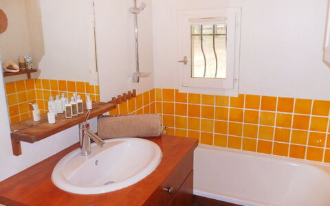 Domaine des Vignes: Badezimmer, Bad Sink, Zimmer, Eigentum, Fliese, Fussboden, Sinken, Badezimmerschrank, Zapfhahn, Armatur