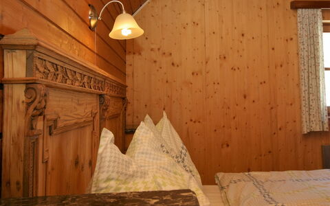 Kopphütte: Zimmer, Eigentum, Decke, Wand, Holzbeize, Beleuchtung, Holz, Interior Design, Fussboden, Möbel