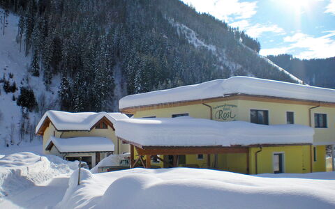 Rosi: Himmel, Schnee, Berg, Gebäude, Wolke, Fenster, Steigung, Baum, Haus, Einfrieren