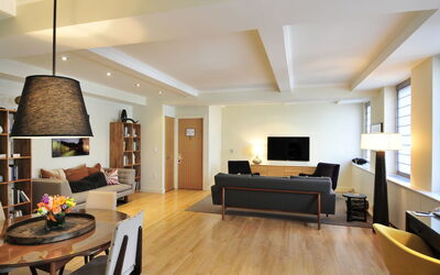 Manhattan Residence 100.31: Zimmer, Interior Design, Wohnzimmer, Decke, Möbel, Eigentum, Fussboden, Gebäude, Wand, Holzboden