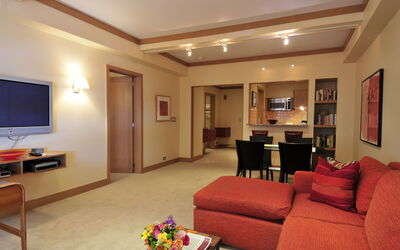 Manhattan Residence 100.21: Zimmer, Wohnzimmer, Eigentum, Interior Design, Decke, Möbel, Gebäude, Suite, Grundeigentum, Fussboden