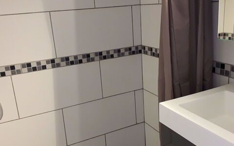 Santa Barbara: Armatur, Badezimmer, Rechteck, Flooring, Fussboden, Materialeigenschaft, Verbundwerkstoff, Gas