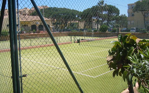 Dona Lola: Netz, Maschendraht Fechten, Sportveranstaltung, Gras, Baum, Himmel, Tennisplatz, Erholung, Pflanze, Zaun