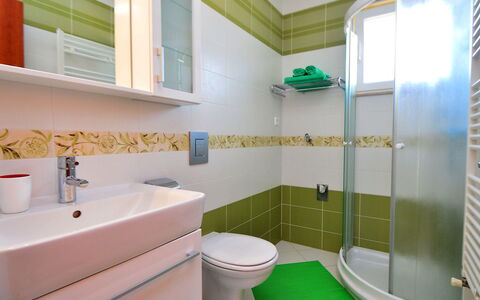 Vodice Tribunj 104: Badezimmer, Eigentum, Grün, Zimmer, Interior Design, Fliese, Die Architektur, Gebäude, Badewanne, Grundeigentum