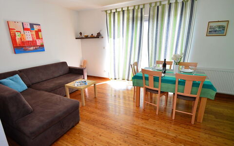 Vodice Tribunj 104: Zimmer, Möbel, Eigentum, Fussboden, Interior Design, Gebäude, Hartholz, Holzboden, Wohnzimmer, Laminatboden