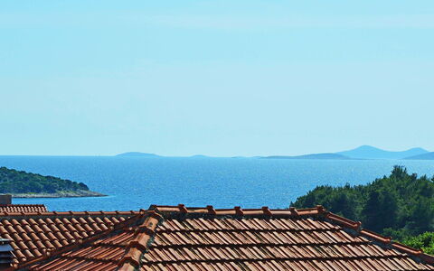 Vodice Tribunj 104: Dach, Himmel, Die Architektur, Bergstation, Baum, Hügel, Ländliches Gebiet, Sonnenlicht, Wolke, Tourismus