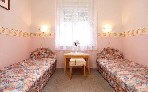 Verde: Schlafzimmer, Bett, Zimmer, Möbel, Bettdecke, Eigentum, Bedding, Bettrahmen, Fussboden, Interior Design