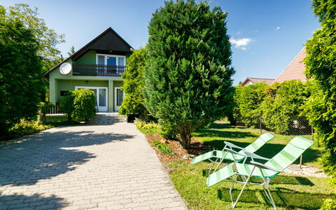 Verde: Pflanze, Himmel, Gebäude, Grün, Baum, Wolke, Natürliche Landschaft, Schatten, Stuhl, Grundstueck