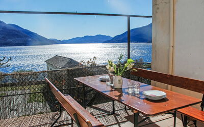 Brissago 360: Himmel, Wasser, Tabelle, Möbel, Eigentum, Pflanze, Blumentopf, Blume, Azurblau, Holz