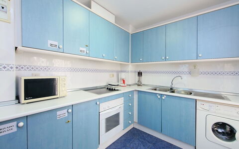 Cabo Mar: Eigentum, Zimmer, Küche, Cabinetry, Möbel, Grundeigentum, Gebäude, Haus, Interior Design, Materialeigenschaft