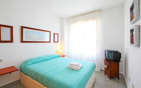Cabo Mar: Schlafzimmer, Zimmer, Möbel, Bett, Eigentum, Bettdecke, Bettrahmen, Interior Design, Wand, Bedding