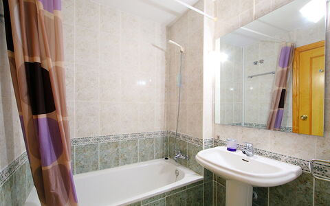 Cabo Mar: Badezimmer, Eigentum, Zimmer, Lila, Fliese, Interior Design, Wand, Grundeigentum, Haus, Die Architektur