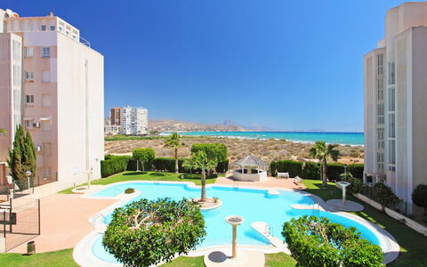 Cabo Mar: Pflanze, Wasser, Himmel, Gebäude, Azurblau, Schwimmbad, Urban Design, Gewässer, Baum, Eigentumswohnung