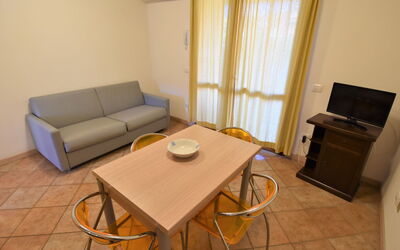 Porto Antico 300.6: Zimmer, Eigentum, Möbel, Tabelle, Fussboden, Kaffetisch, Gebäude, Interior Design, Grundeigentum, Wohnzimmer