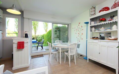 Le Garden: Tabelle, Fenster, Cabinetry, Küche, Interior Design, Gebäude, Fussboden, Zimmerpflanze, Holz, Stuhl