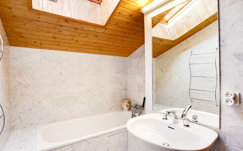Saint Gervais 425: Zapfhahn, Armatur, Eigentum, Sinken, Badewanne, Spiegel, Badezimmer, Bad Sink, Holz, Interior Design
