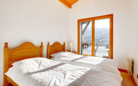 Saint Gervais 425: Möbel, Eigentum, Gebäude, Komfort, Holz, Schatten, Textil, Orange, Bettrahmen, Haus