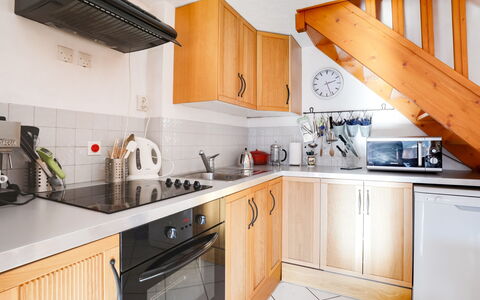 Saint Gervais 425: Cabinetry, Spüle, Möbel, Eigentum, Sinken, Zapfhahn, Countertop, Gebäude, Küchengerät, Küche