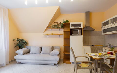 Catalpa: Möbel, Interior Design, Flooring, Fussboden, Holz, Decke, Zimmer, Beleuchtung, Wohnzimmer, Couch