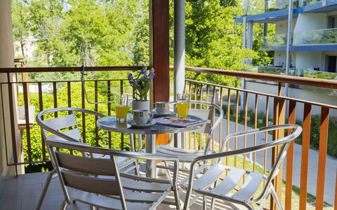 Catalpa: Möbel, Stuhl, Gartenmöbel, Veranda, Balkon, Schatten, Tisch Im Freien, Deck, Eco Hotel, Holzbeize