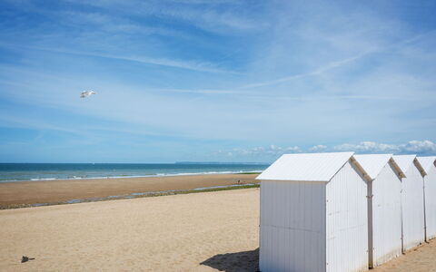 Villers sur Mer 201: Tabelle, Eigentum, Cabinetry, Gebäude, Dishware, Holz, Countertop, Interior Design, Geschirr, Küchengerät