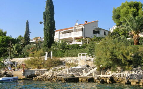 Tija: Wasser, Himmel, Gebäude, Pflanze, Baum, See, Wasserlauf, Natürliche Landschaft, Haus, Bank