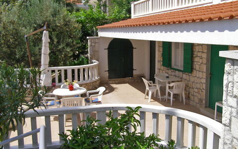 Tija: Eigentum, Gebäude, Haus, Grundeigentum, Veranda, Hof, Baluster, Terrasse, Die Architektur, Balkon