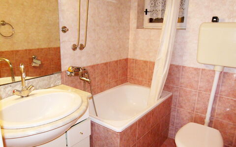 Tija: Badezimmer, Eigentum, Zimmer, Fliese, Wand, Armatur, Fussboden, Interior Design, Badewanne, Toilette