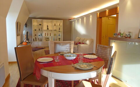 Elisa: Tabelle, Möbel, Eigentum, Stuhl, Holz, Interior Design, Küche & Esszimmer Tisch, Gebäude, Fussboden, Flooring