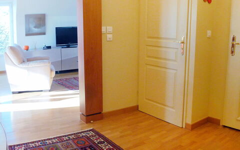Elisa: Tür, Komfort, Holz, Haus, Fussboden, Flooring, Gebäude, Grundeigentum