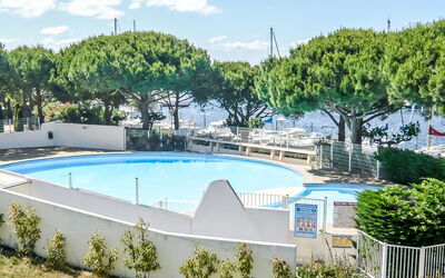 Port Camargue 540: Schwimmbad, Schatten, Resort, Landscaping, Ferienort, Zaun, Hotel, Strandresort