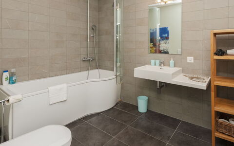 Interlaken 400: Badezimmer, Interior Design, Flooring, Armatur, Fussboden, Badewanne, Zapfhahn, Sinken, Installation, Bad Sink