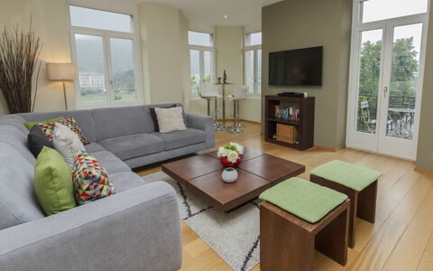 Interlaken 400: Möbel, Interior Design, Fussboden, Flooring, Couch, Holz, Wohnzimmer, Tabelle, Zimmer, Holzboden
