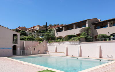 Sainte Maxime 214: Schwimmbad, Wohngebiet, Menschliche Siedlung, Hazienda, Estate, Villa, Resort, Hotel, Landscaping, Hof
