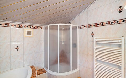 Moderegg: Armatur, Duschkopf, Badewanne, Dusche, Badezimmer, Holz, Interior Design, Fussboden, Flooring