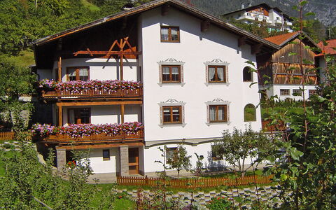 Krismer: Pflanze, Gebäude, Eigentum, Fenster, Botanik, Haus, Baum, Nachbarschaft, Wohngebiet