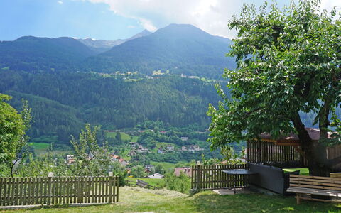 Krismer: Wolke, Himmel, Pflanze, Eigentum, Berg, Gebäude, Natur, Natürliche Landschaft, Baum, Hochland