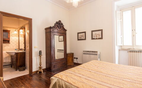 Spanish Steps: Eigentum, Zimmer, Möbel, Decke, Interior Design, Bett, Schlafzimmer, Fussboden, Gebäude, Bettrahmen