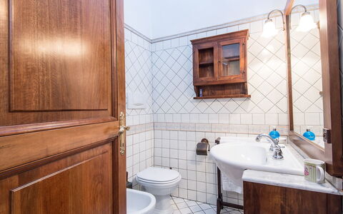 Spanish Steps: Zimmer, Eigentum, Badezimmer, Möbel, Interior Design, Gebäude, Grundeigentum, Badezimmerschrank, Haus, Die Architektur