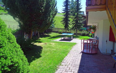 Grächen 360: Pflanze, Eigentum, Gebäude, Grün, Himmel, Natürliche Landschaft, Baum, Sonnenlicht, Gartenmöbel, Gras