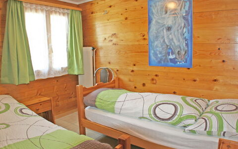 Grächen 360: Schlafzimmer, Zimmer, Möbel, Bett, Eigentum, Interior Design, Gebäude, Bettrahmen, Haus, Tabelle