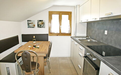 Grächen 360: Zimmer, Eigentum, Möbel, Interior Design, Gebäude, Fussboden, Haus, Badezimmer, Sinken, Küche