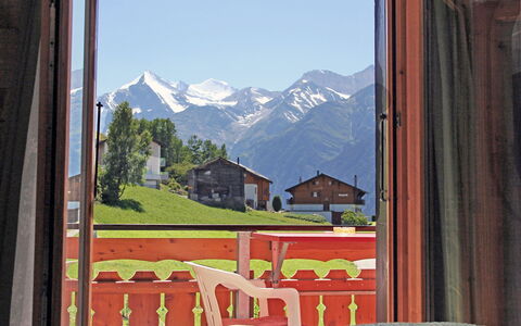 Grächen 360: Berg, Natürliche Landschaft, Gebirge, Alpen, Zimmer, Tür, Fenster, Haus, Gebäude, Baum