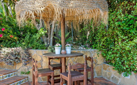 Petite Fleur: Tisch Im Freien, Möbel, Tabelle, Botanik, Graspflanze, Baum, Gartenmöbel, Dachdecken, Pflanze, Haus